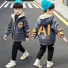 Giacche per ragazzi giacca per giacca in uscita tops jean cotone addensato più inverno inverno regalo di scuola autunnale overcopone abiti per bambini 230817