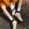 Kadın Çorapları Renk Eşleştirme Nakış Pamuk Çoraplar Havalandırma Çift Beyaz Çoraplar Tekdüzen Boyut UNISEX Sport Uzun Çoraplar