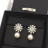 Projektant marki Miumiu Fashion Kolczyki słonecznikowe pełne diamentowe perły kolczyki kwiatowe kwiaty inkrustowane z diamentowymi modą Akcesoria biżuterii biżuterii