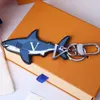 Cartoon sleutelhangers luxe ontwerper mode sleutelhanger zilveren sleutels gesp echt leer blauwe haai hanger brief heren dames tassen ornamenten met doos