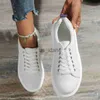Kledingschoenen nieuwe witte canvas schoenen voor vrouwen casual en comfortabele platte schoenen mode gevulkaniseerde schoenen sportplatform schoenen wandelschoenen j230818