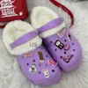 Slippers New Designer Luxury Femmes Sandales Platform Plategle With Charms Pearl Big Chain Slides Chaussures avec trou du peluche pour les femmes pantoufles J230818