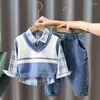 Kläderuppsättningar 2023 Baby Spring Plaid Set Boy Korean Vest Sweater Shirt Jeans Three-Piece Toddler Handsome Fall Clothes Suit