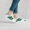 Klassische dunkelgrüne minimalistische Linie Schrift trendige Turnschuhe Freizeitschuhe