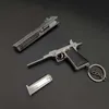 Nyhetsartiklar Desert Eagle Keychain Alloy Gun Model Trähandtag Guldpläterad Pistol Pendant Mini Gun For Kids Gift R230818