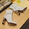 Stivali famosi marroni Designer Scarpe da donna Taglia 4-11 Stivaletti alla caviglia Indietro Cintura bianca Tacchi cinturino con fibbia Attraverso ritagli Pelle di mucca di qualità Stivali da combattimento arrotondati con scatola