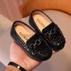 Кроссовки Детские кожаные обувь для малышей мальчики среднего детского детского сада детский сад с металлическими цепочками шикарные модные мокасины 2130 J230818