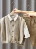Kläderuppsättningar 2023 Baby Spring Plaid Set Boy Korean Vest Sweater Shirt Jeans Three-Piece Toddler Handsome Fall Clothes Suit