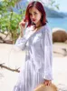 Lässige Kleider Khalee Yose Vintage Boho Maxi Kleid weiße V-Ausschnitt Quasten Schnürung langer Laternenhülle Frauen Rüschen Urlaub Damen Damen