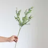 Decoratieve bloemen kransen plastic eucalyptus tak kunstmatige bloem arrangement faux gebladerte voor bruiloftdecoratie groene bladeren nep plantenkrans hkd230818