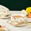 Mokken Ldyllic Flowers Tea Set keramische koffiekoppak Britse stijl Highgrade Bone China Golden Edge en Saucer met een lepel 230817