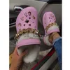 Slippers New Designer Luxury Femmes Sandales Platform Plategle With Charms Pearl Big Chain Slides Chaussures avec trou du peluche pour les femmes pantoufles J230818