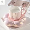 Muggar Flower Petal Porslin Coffee Cup Exquisite Mug Set eftermiddagsduftet med tefat gåva till Friends Desktop Decoration 230817