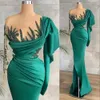 2023 Robes de soirée sexy Portez des boucles en satin vert illusion à manches longues Crystal perles Sircaid Side SpaS Prom Party Gowns Special Occasion