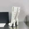 Bombas Brune de primera calidad Botas hasta la rodilla de cuero Bloque de punta puntiaguda Tacones gruesos Suela de cuero para grils mujeres Diseñador de lujo Zapatos de botón Calzado de fábrica