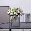 Dekorative Blumen Kränze 10 Köpfe künstliche Blume Seide Rose Weiß Eukalyptus Blätter Pfingstroutze Fälschliche Blume für Hochzeit Tisch Party Vase Home Decor HKD230818