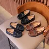 Кроссовки Детские кожаные обувь для малышей мальчики среднего детского детского сада детский сад с металлическими цепочками шикарные модные мокасины 2130 J230818
