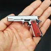 Nieuwheid items Solid Wood Handhend Keychain Model Toy Gun Miniature Alloy Pistol Collection Toy Gift Pendant R230818