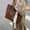 Totes Brown Black Women Bag wiosna nowa moda na ramię bolsa feminina luksusowa designerska torebka HKD230818