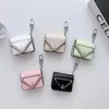 Case de teléfono con oreja de diseño de lujo para AirPods 1 2 3 Casos de generación Pro de Properación Saffiano Cubierta de auriculares inalámbricas Tapicipes Triangulares Crossbody