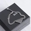 Anhänger-Halsketten Anhänger-Halsketten Designer-Herren-Anhänger-Halskette Diamant-Schmuckset Damen-Dreieck-Sier-Ohrringe Buchstabenketten-Armband-Schmucksets Nec