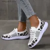 Sukienka buty 2022 Nowe modne damskie trampki antypośrednie buty damskie Buty kolorystyczne lampart mody Mesh Black Wedge Sneakers T230818