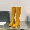 Bombas Brune de primera calidad Botas hasta la rodilla de cuero Bloque de punta puntiaguda Tacones gruesos Suela de cuero para grils mujeres Diseñador de lujo Zapatos de botón Calzado de fábrica