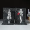 Obiekty dekoracyjne figurki 2PCS Bookends żywiczny Banksy Book Ends Showshelf 3D Figure Form Books End Miniature Figurine Holder Sujetalibros 230818