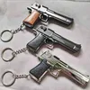 Nyhetsartiklar Desert Eagle Keychain Alloy Gun Model Trähandtag Guldpläterad Pistol Pendant Mini Gun For Kids Gift R230818