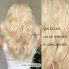 Synthetische pruiken lichtblonde gele synthetische pruik met pony lolita cosplay mid-lengte krullende golfpruiken voor blanke vrouwen natuurlijke hittebestendige hkd230818