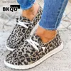 Chaussures habillées Femme Sneakers Blanc Leopard sur toile chaussures Fashion Vulcanize Flats Locage pour femmes chaussures de sport féminins Trainers décontractés T230818