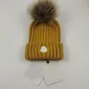 Tricoté fourrure Pom chapeau créateur de mode crâne casquette lettres bonnet hommes et femmes unisexe cachemire haute qualité couleur boule de cheveux merveilleux