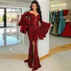 2022 nowe eleganckie arabskie Dubai Burgundowe Suknie wieczorowe Suknie klejnotów szyi Puszysty długie rękawy Wysokie podzielone pojemnik formalne 231s