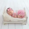 Dekorativa blommor Little Pose Vintage Wood Mini Bed Rustic Baby Girl For Pography Shoot Born Po Props Basket Stand Backdrop