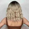 Perucas sintéticas Celeiros de cabelo médio Wavy Wavy Synthetic Wigs com franja para mulheres ombre loira marrom marrom natura