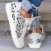 Chaussures habillées Femmes Chaussures de toile de printemps Nouveau léger Slip on plat pour dames Casual Chores Femme Loafers White Sneakers Leopard Flats Plus taille J230818