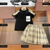 子供服の子供セットベイビー2PCSコットンラペルTシャツと格子縞のスカート夏のトラックスーツアウトドアサイズ110-160 cm 2月24日