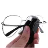 Haakhanger 1 van de houten auto -glazen houder voor leeszonnebril door een bril in de bril Plaatsing