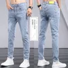 Mäns jeans ankomst sommarljusfärgad mager fit koreansk stil casual denim stretch tvätt nödkläder