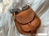 9A Designer Ladies Fashion Metallic Leather Messenger Handtas produceert vintage suede fringe zadeltas klassieke veelzijdige crossbody portemonnee