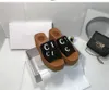 chaussons design sliders slides sandales woody flat mule La signature orne la semelle intérieure Le design facile à enfiler fait de ce plat un incontournable de l'été WOI