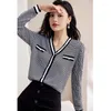 Femmes tricots élégant vêtements d'extérieur tricoté Cardigan pull 2023 printemps et automne col en v à manches longues Plaid petit parfum femme manteau