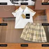 子供服の子供セットベイビー2PCSコットンラペルTシャツと格子縞のスカート夏のトラックスーツアウトドアサイズ110-160 cm 2月24日