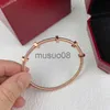 Bangle 2023 Ny i mutterarmband för kvinnor Lyxdesigner V Gold Classic Men Fashion Jewelry for Women Date Gift Free Fraktföremål J230819