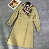 Womens Windbreaker Designer Jackets Winter Coat Fashion Button Button Lattice Classic Style Long Long Coat مع حزام Cape Style Short198b