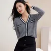 Femmes tricots élégant vêtements d'extérieur tricoté Cardigan pull 2023 printemps et automne col en v à manches longues Plaid petit parfum femme manteau