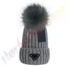 Nieuwe hoeden Fashion Men's Warm Winter Designer Artificial Fur Pom Pom Poms Bobo Hat Knited Ski Hat Black Blue White Pink Producten van hoge kwaliteit