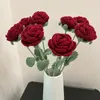 装飾的な花ワインレッドニットローズハンドメイドかぎ針編みのかぎ針編みの花の花束ウェディングパーティー偽装飾ホームルーム装飾ホリデーギフト