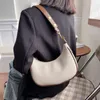 Kvällspåsar nischdesign underarm axelväska kvinnors mode koreanska crossbody mångsidiga pu läder liten klimpa tjej handväska