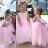 女の子のドレスウェディングジュエルネックプリンセスロングホローバックボウキッズキッズパーティーガウンのためのピンクの花の女の子